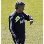 José Mourinho, durante el entrenamiento del equipo, ayer en el estadio Alfredo Di Stéfano.