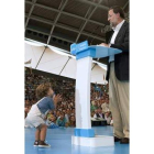 Un niño aplaude a Rajoy durante el mitin.