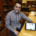 Manu Velasco muestra en la tableta uno de sus blogs. MARCIANO PÉREZ