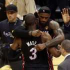 LeBron James abraza a Dwyane Wade al final del partido entre los Heat y los Spurs, el jueves en San Antonio.