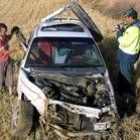 Un guardia civil fotografía el estado en el que quedó un vehículo siniestrado ayer en la A-62