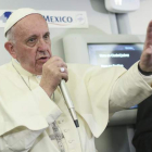El papa Francisco se dirige a los periodistas en el avión. a. di meo