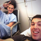 Los hermanos Espargaró bromean en el hospital Quirón de Barcelona.