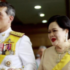 El príncipe Vajiralongkorn con su madre, la reina Sikrit.