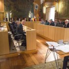 El Palacio de los Guzmanes albergó ayer el pleno ordinario del mes de mayo. FERNANDO OTERO PERANDONES