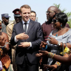 Emmanuel Macron es recibido a su llegada en Ghana con una ceremonia de bienvenida.