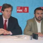 Ángel Villalba, acompañado de Palazuelo, durante la rueda de prensa celebrada ayer en La Bañeza