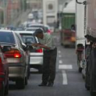 Un hombre pide limosna en una calle de la capital leonesa