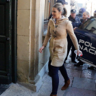 Miriam Caballero, a su llegada ayer a la Audiencia Provincial para ser interrogada. DL
