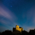 Lluvia de estrellas sobre el castillo de Holloko, cerca de Budapest (Hungria) /