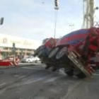 El camión hormigonera volcó ayer por la mañana en la Avenida de Portugal