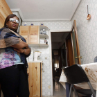 Imagen de archivo de una mujer que trató de evitar el desahucio de su casa. BRUNO MORENO