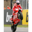 Stoner hace el caballito con su Ducati