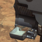 El robot explorador Curiosity y su primera muestra de roca pulverizada en Marte.