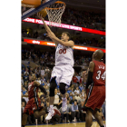 Spencer Hawes anota una canasta durante el partido frente a los Heat.