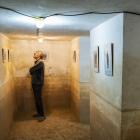 Una persona visita el itinerario conmemorativo en Garriguella. DAVID BORRAT