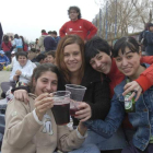 Jóvenes en un botellón en Zaragoza en torno a la fiesta universitaria de San Pepe. JAVIER BELVER