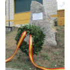 La corona de laurel se colocó en el monolito de recuerdo.