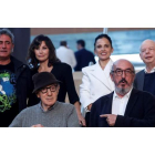 Woody Allen y el productor Jaume Roures; detrás Sergi López, Gina Gershon, Elena Anaya y Wally Shawn. JAVIER ETXEZARRETA
