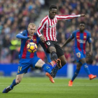 Mathieu y Williams pugnan por el balón.