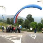 El parapente metálico (izquierda) se puede ver en la carretera de Noceda. A la derecha un parapentista realizó una exhibición.