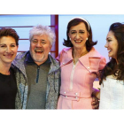 Pedro Almodóvar rodeado por las actrices del musical, Tamsin Greig, Haydn Gwynne y Anna Skellern.