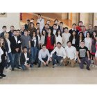 Los participantes en la iniciativa de Económicas posan juntos ayer en el recibidor de la facultad. SECUNDINO PÉREZ