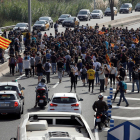 Centenares de personas se dirigen caminando por la Ronda Litoral de Barcelona al Aeropuerto de El Prat. TONI ALBIR.