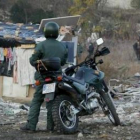 Agentes motorizados y a caballo, durante la redada.