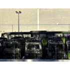 Los autobuses de la empresa de transporte público Bizkaibus quemados, este domingo, en las cocheras del polígono Ugaldeguren en Derio (Vizcaya).