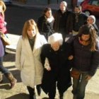 La ministra de Sanidad, Leire Pajín, accede a la iglesia junto a su tía abuela.