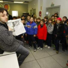 Un redactor de Diario de León explica a los alumnos el funcionamiento del periódico.