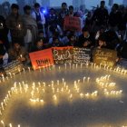 Varias personas recuerdan a las víctimas en Islamabad.