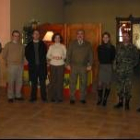 El coronel José Enríquez Río junto con los periodistas locales
