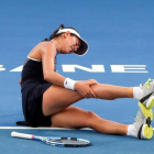 Garbiñe Muguruza se queja en el suelo de sus problemas en las piernas.