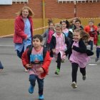 Alumnos, padres y profesores del centro participaron en una carrera solidaria. DL