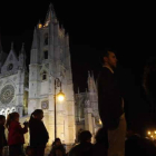 Numeroso público siguió la procesión mientras la luz volvía a la Pulchra tras la hora de apagón decretada por el Ayuntamiento.