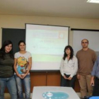 Alumnado de Enfermería con el profesor Vicente Martín en la Escuela de Ciencias de la Salud.