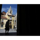 Imagen de una mujer a la entrada de la sede de la Asociación Leonesa de Caridad. SECUNDINO PÉREZ