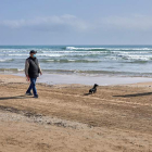 Paseo por la playa con mascarillas. NATXO FRANCES