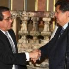 García saluda a Jorge del Castillo tras aceptar la dimisión de su gabinete