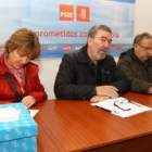Emilio Sierra, en el centro, presidió la asamblea local celebra ayer en La Robla.