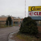 Exterior de la fábrica láctea de Clesa en la carretera de Zamora.