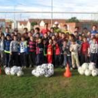 Los alumnos de la escuela municipal de fútbol de Santa María del Páramo posan en el Prado de Abajo