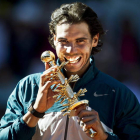 El tenista español Rafael Nadal posa con el trofeo del Master Series Mutua Madrid Open celebrado en las instalaciones de la Caja Mágica.