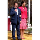 El diestro Curro Romero y su esposa, Carmen Tello, ayer, en su finca