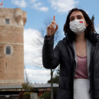 Isabel Díaz Ayuso, ayer, durante un mitin en Arroyomolinos en la visita a un poblado gitano. JUAN CARLOS HIDALGO