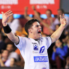 Jaime Fernández celebra una acción durante el derbi entre el Ademar y el Valladolid. SECUNDINO PÉREZ