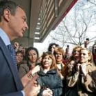 El presidente del Gobierno tuvo que improvisar un mitin a la entrada del hotel