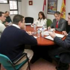 Francisco Álvarez (segundo derecha) escuchaba ayer al alcalde de Cacabelos, José Manuel Sánchez